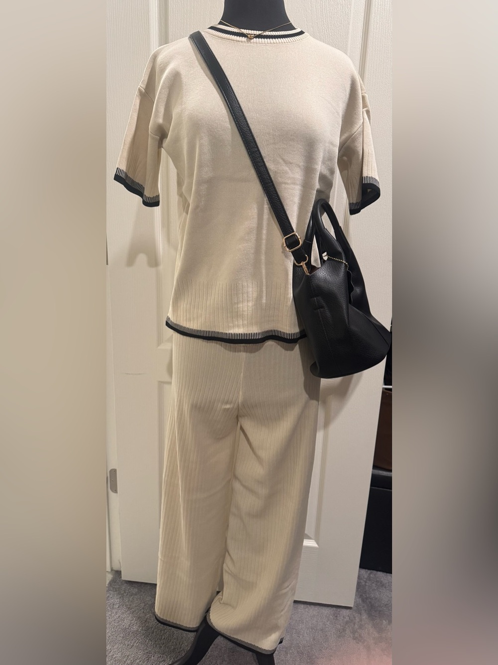 Bundle - Set of knitted pants, Black bucket bag with strap and necklace.